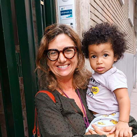 Santiuka-Bueno con niño en brazos