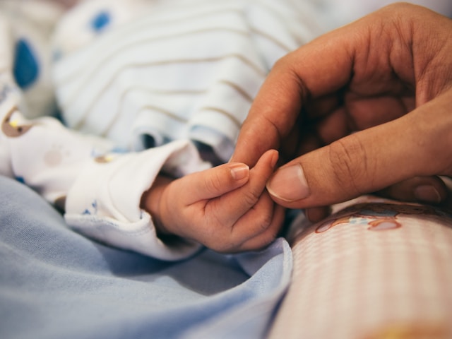 mano d bebe y madre entrelazada