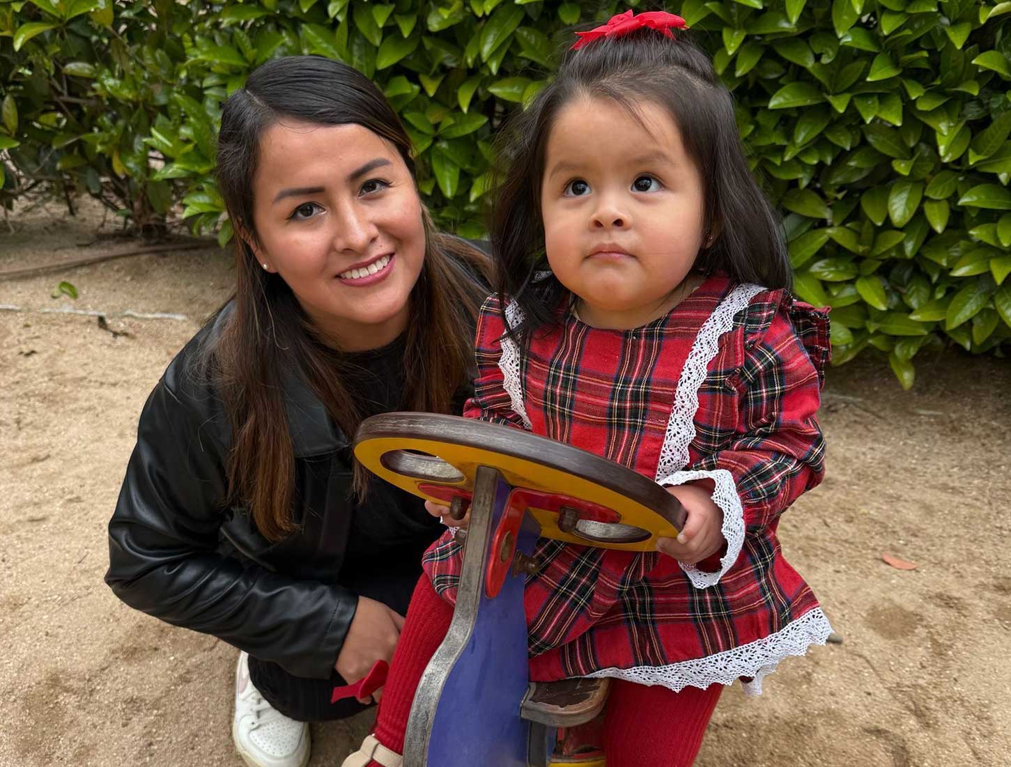 madre con su hija en el parque