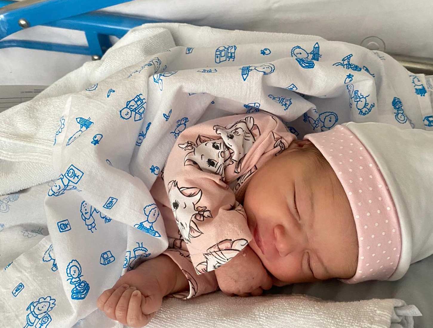 bebe durmiendo en la cuna