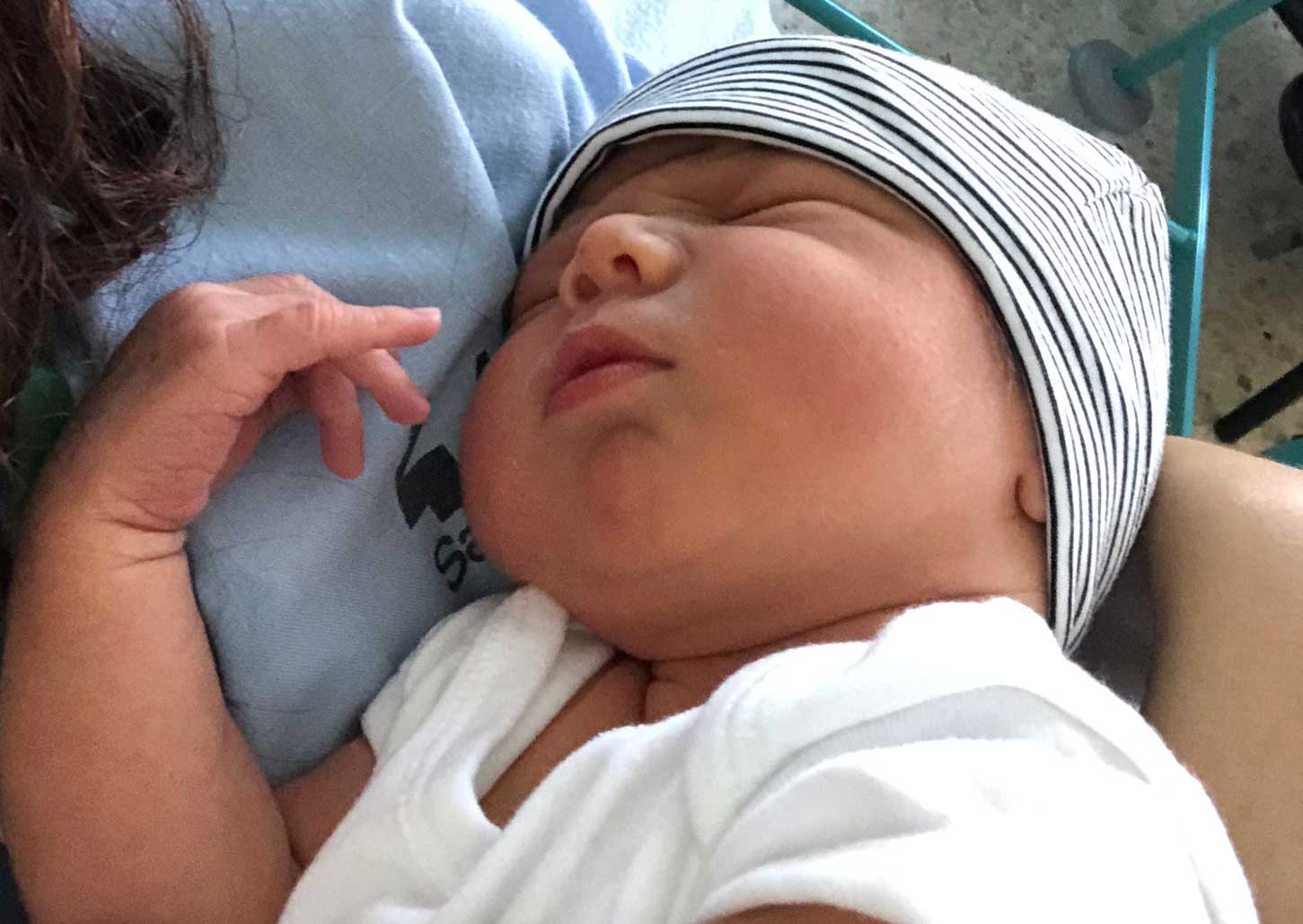 Bebe en brazos