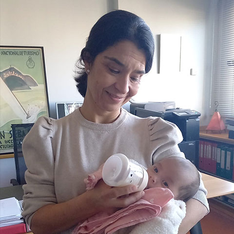 covadonga-Menendez dando biberón a un bebe