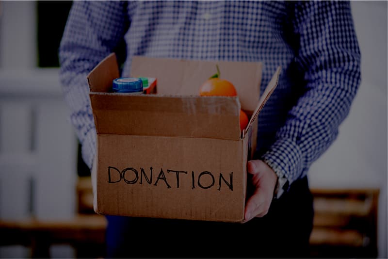 persona con caja en las manos de donaciones